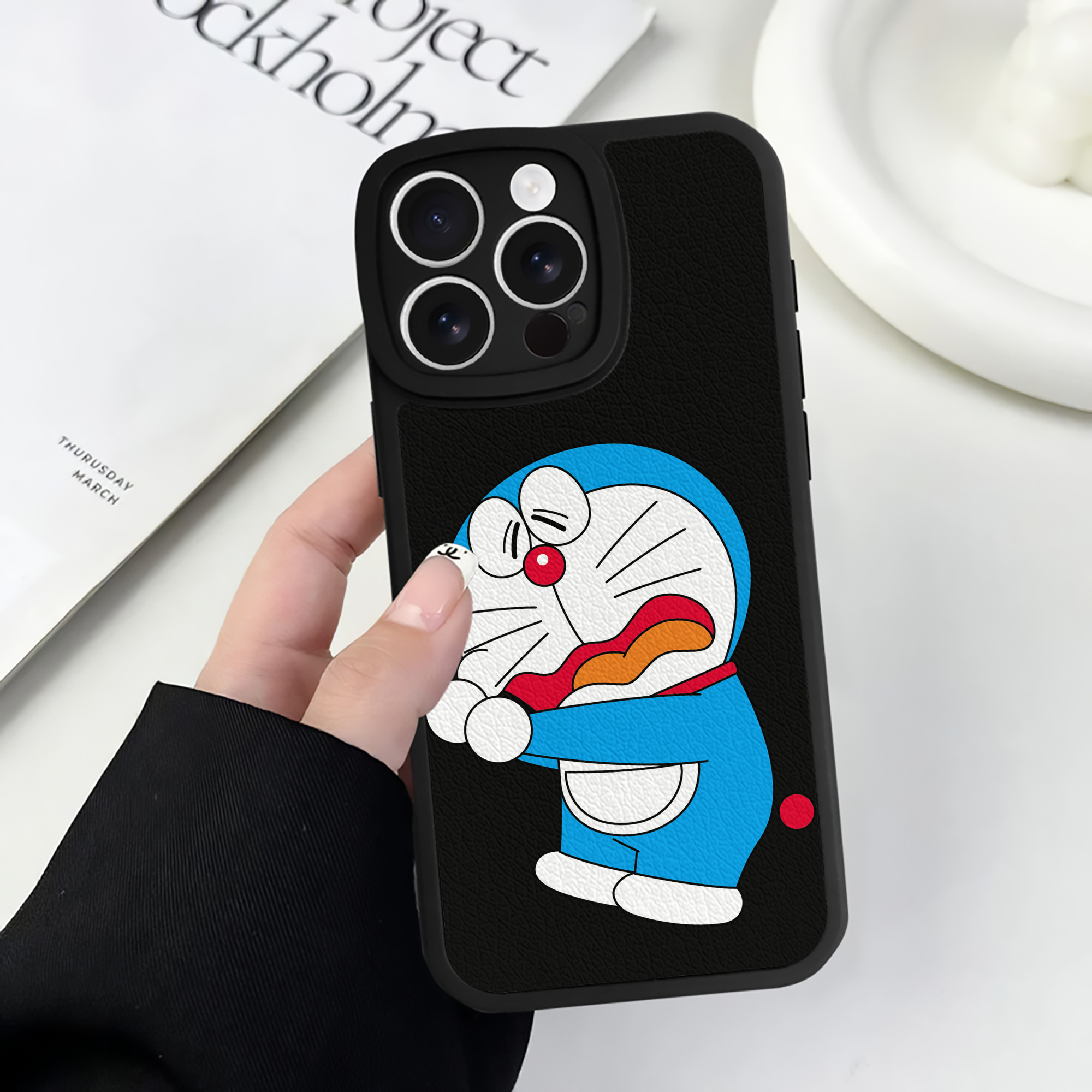 （画像用） ドラえもん Doraemon 【iPhone 16シリーズ対応】シリコンスマホケース（レザー調） 材質：シリコン